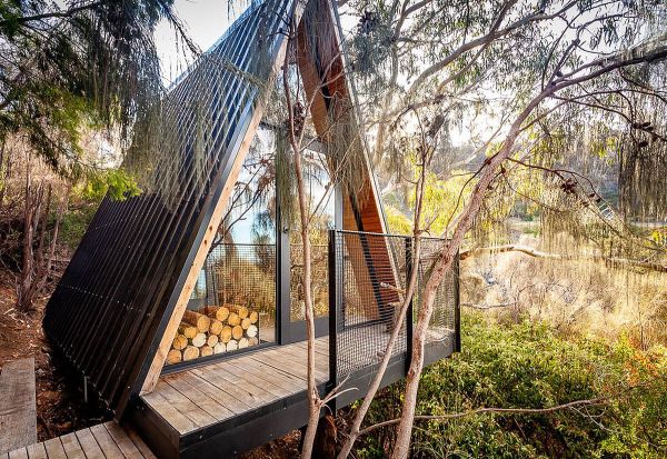 Мала куќичка во австралиска шума, направена од рециклиран материјал го одзема здивот