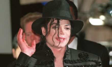 Познататиот шешир на Мајкл Џексон продаден на аукција за 77.640 евра