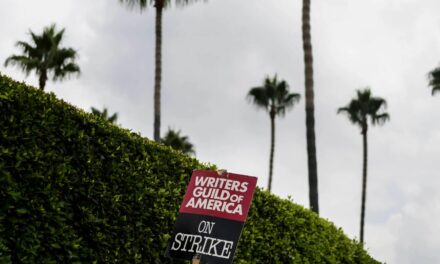 Холивудските сценаристи го прекинаа штрајкот во пресрет на гласањето за конечен договор