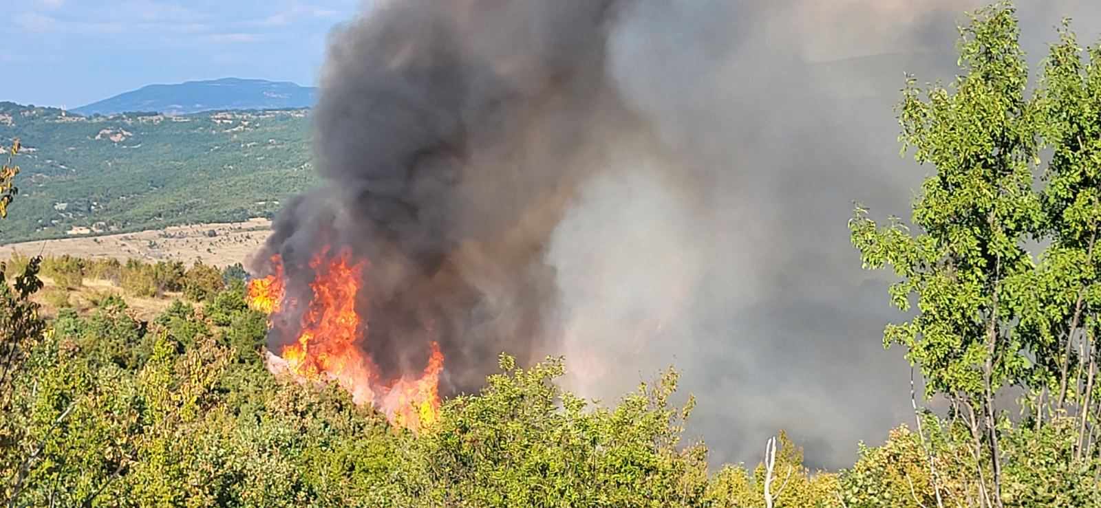 ЦУК: 32 изгаснати пожари, на две места се уште гори