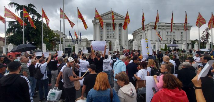 „Убијци за профит“ – стотици граѓани протестираа пред Влада и Обвинителство
