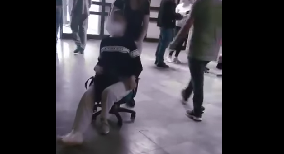Македонското здравство на се пониски гранки – пациент наместо во медицинска количка, се носи со канцелариско столче