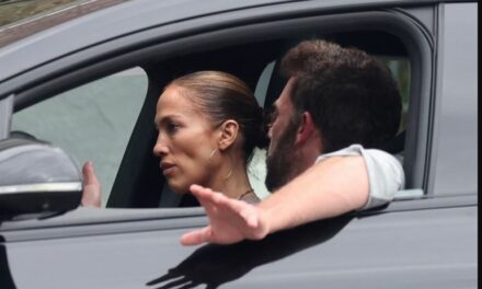 Џенифер и Бен фотографирани додека се расправаат во автомобил