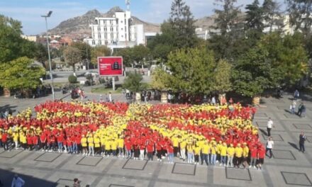 Ученици формираа огромно македонско знаме во Прилеп
