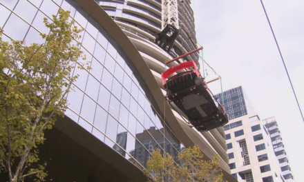 Со кран си го паркираше Мекларенот на 57 кат на зграда во Мелбурн