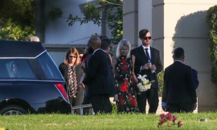 По само 24 часа од погребот, отстранети се сите цвеќиња од гробот на Метју Пери