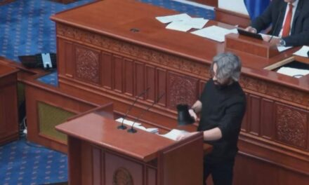 Тензии во македонското Собрание: Апасиев со чевел им ставаше печат на амандманите: „Ова е по сите шверцерски стандарди на ДУИ“