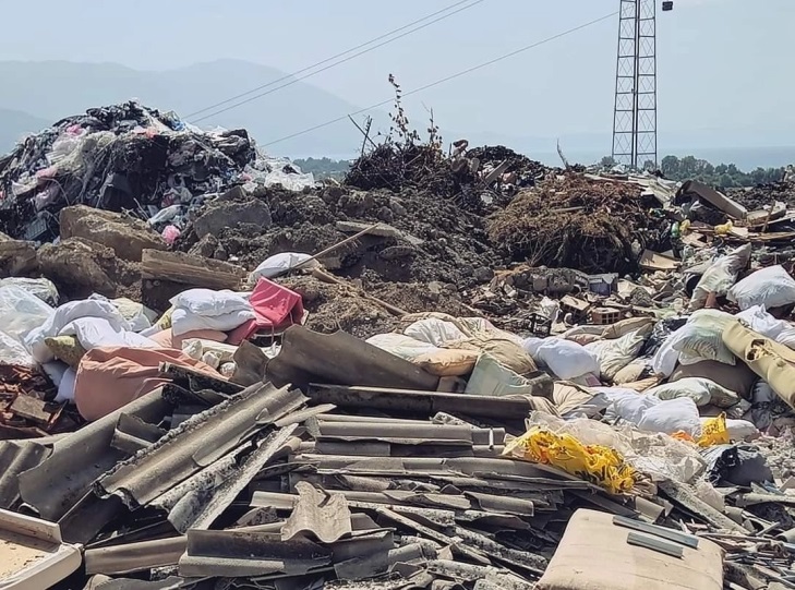 Опасен отпад од азбест оставен на отворено во дива депонија кај Охрид
