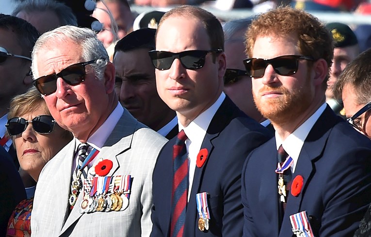 „Вилијам нема да зборува со Хари додека не се извини за нападите“, велат кралски експерти