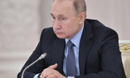 Путин тврди дека Русија не планира да распореди нуклеарно оружје во вселената